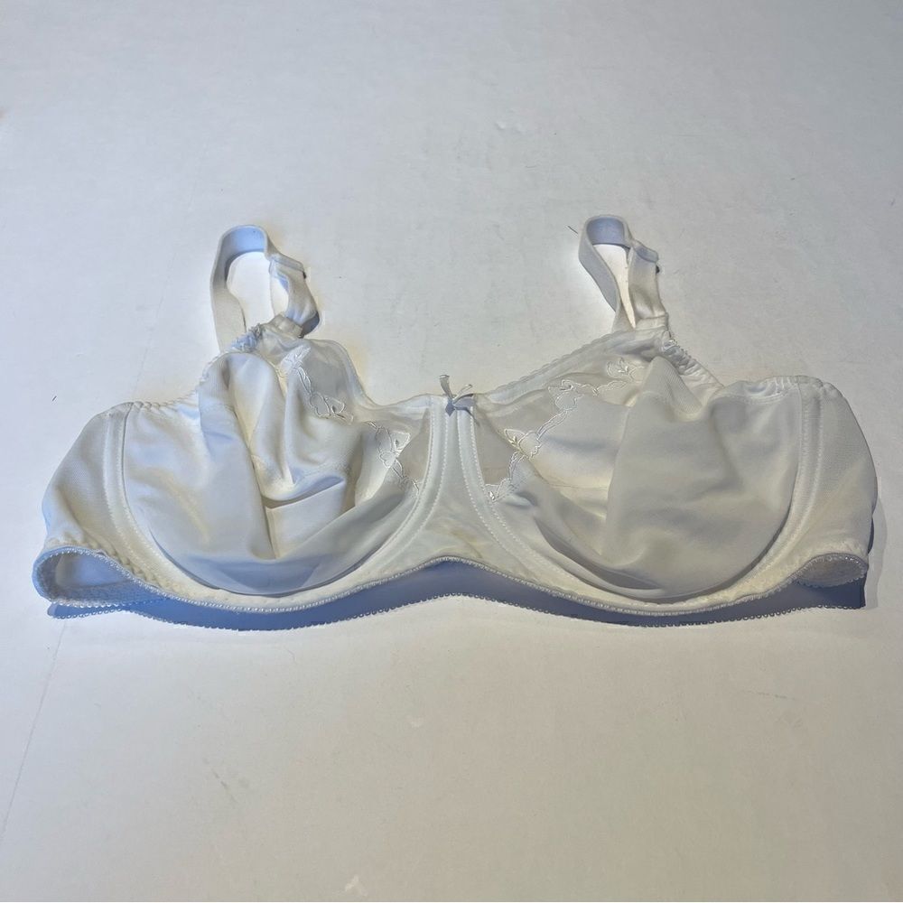 Bali Bra Whit 40D Underwire, not padded, wider adjustable straps